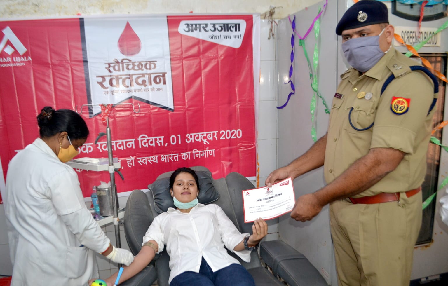 रूद्रांशी को प्रमाण पत्र देते एसपी विजय ढुल। संवाद