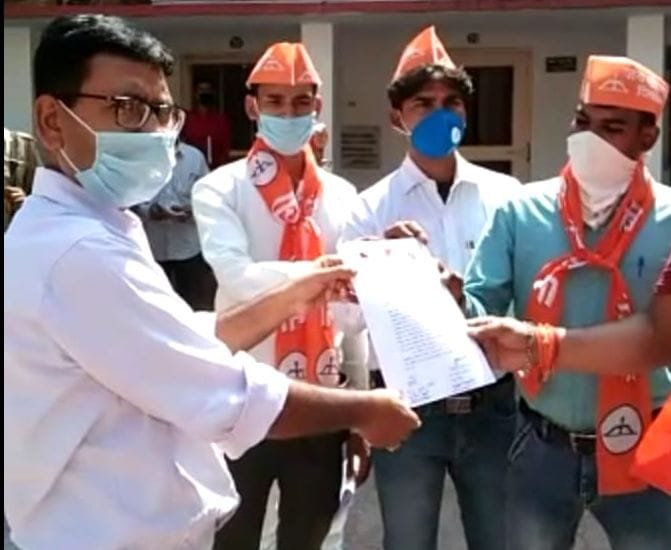 एडीएम को ज्ञापन सौंपते शिवसेना कार्यकर्ता।