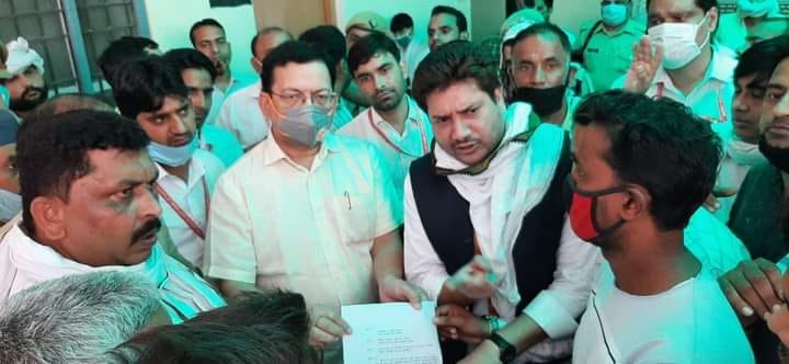 हाथरस की घटना के विरोध में एसडीएम को ज्ञापन देते सपा विधायक चौधरी नाहिद हसन हाथरस की घटना के विरोध में एसडीएम को ज्ञापन देते सपा विधायक चौधरी नाहिद हसन