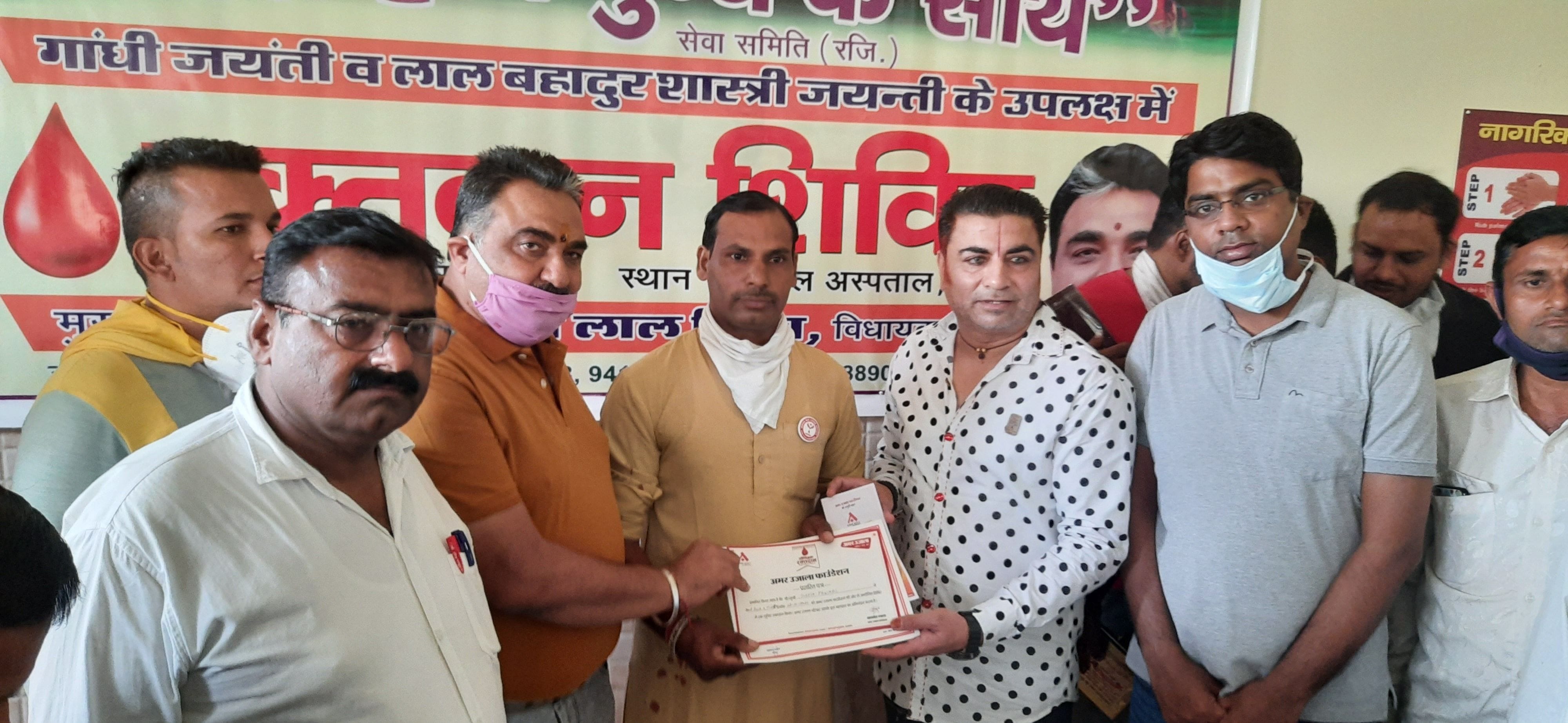 रक्तदाता सुरेश पांचाल को प्रमाण-पत्र देते डॉ. कृष्ण मिड्ढा व अतिथि। रक्तदाता सुरेश पांचाल को प्रमाण-पत्र देते डॉ. कृष्ण मिड्ढा व अतिथि।