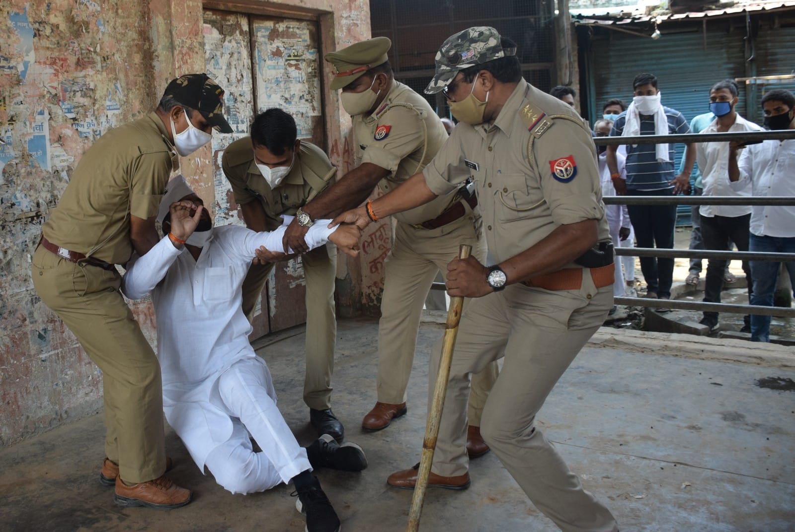 कलेक्ट्रेट रिक्शा स्टैंड पर बिना अनुमति के धरने पर बैठे सामाजिक कार्याकर्ता को उठाती पुलिस। कलेक्ट्रेट रिक्शा स्टैंड पर बिना अनुमति के धरने पर बैठे सामाजिक कार्याकर्ता को उठाती पुलिस।