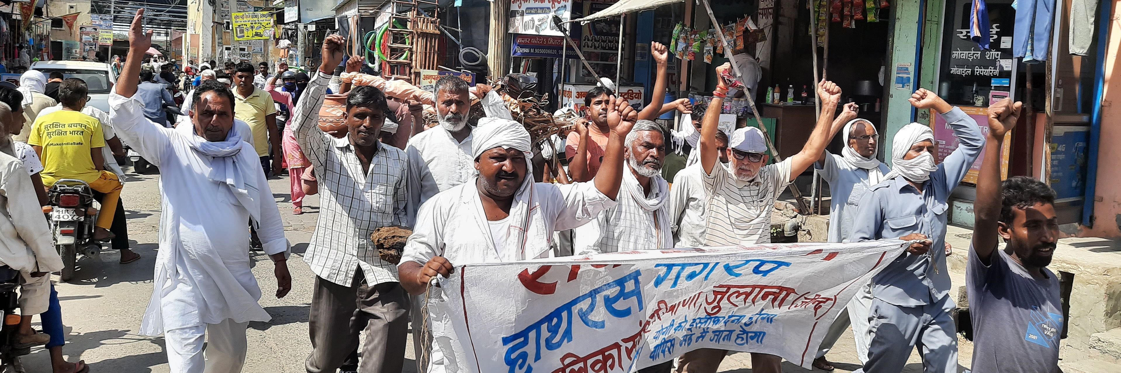 जुलाना के मेन बाजार में प्रदर्शन करते कस्बे के लोग। जुलाना के मेन बाजार में प्रदर्शन करते कस्बे के लोग।