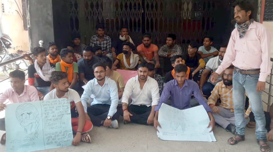 चांदपुर तहसील में हाथरस कांड के विरोध में धरना प्रदर्शन करते बाल्मीकि। चांदपुर तहसील में हाथरस कांड के विरोध में धरना प्रदर्शन करते बाल्मीकि।
