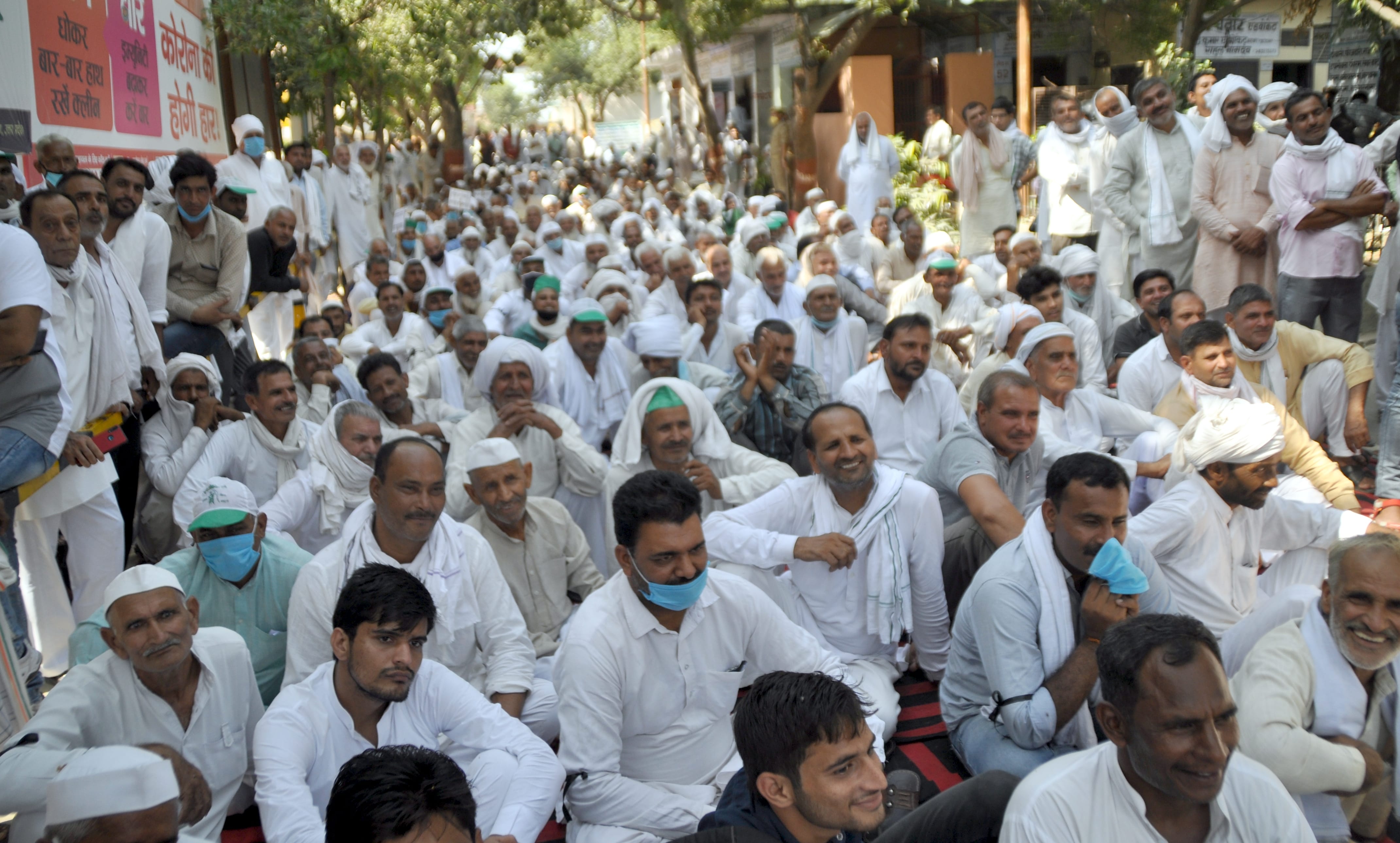 शामली कलेक्ट्रेट में धरने पर बैठे रालोद कार्यकर्ता शामली कलेक्ट्रेट में धरने पर बैठे रालोद कार्यकर्ता