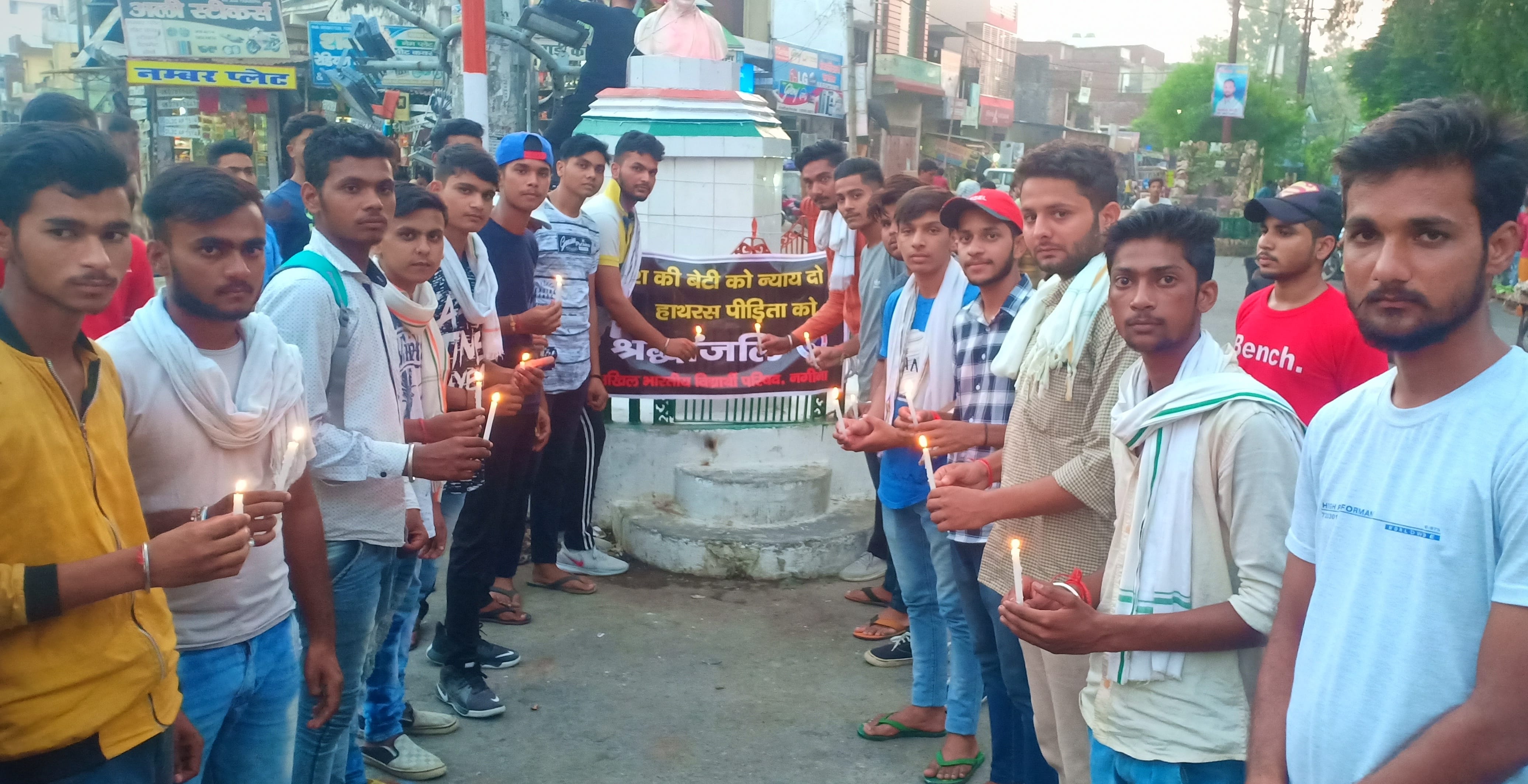 नगीना में हाथरस की घटना को लेकर कैंडल मार्च निकालते अभाविप के कार्यकर्ता। नगीना में हाथरस की घटना को लेकर कैंडल मार्च निकालते अभाविप के कार्यकर्ता।