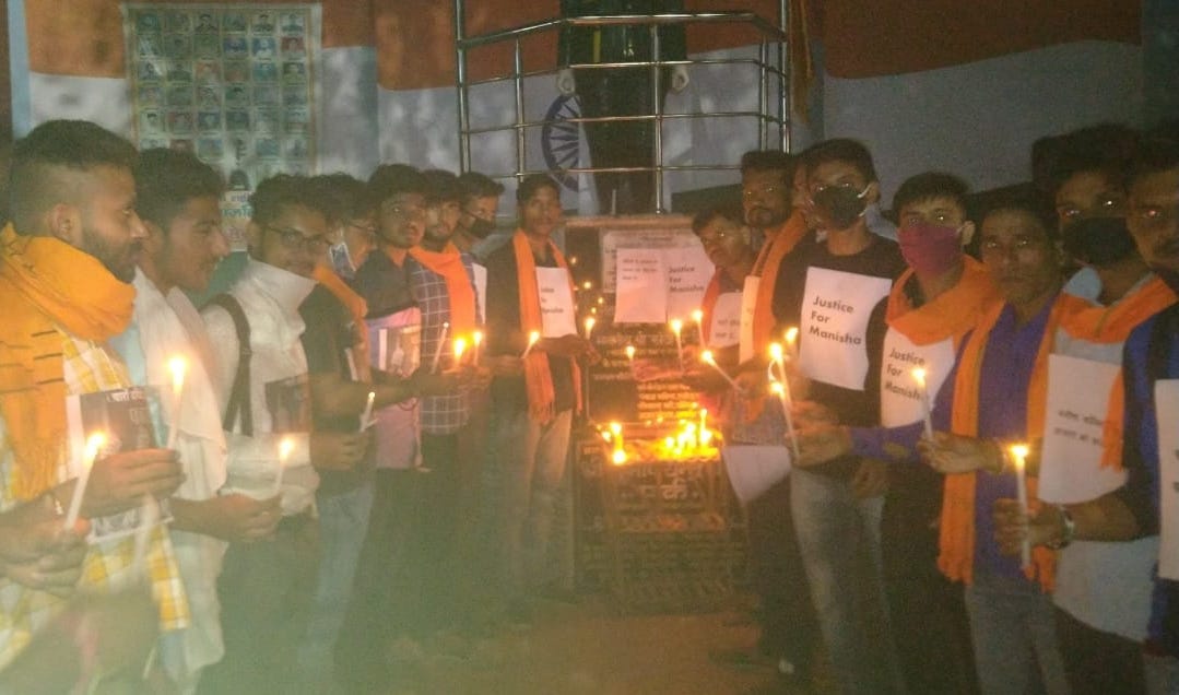 शामली सुभाष चौक पर हाथरस कांड के विरोध में कैंडल जलाते बजरंग सेना के कार्यकर्ता शामली सुभाष चौक पर हाथरस कांड के विरोध में कैंडल जलाते बजरंग सेना के कार्यकर्ता