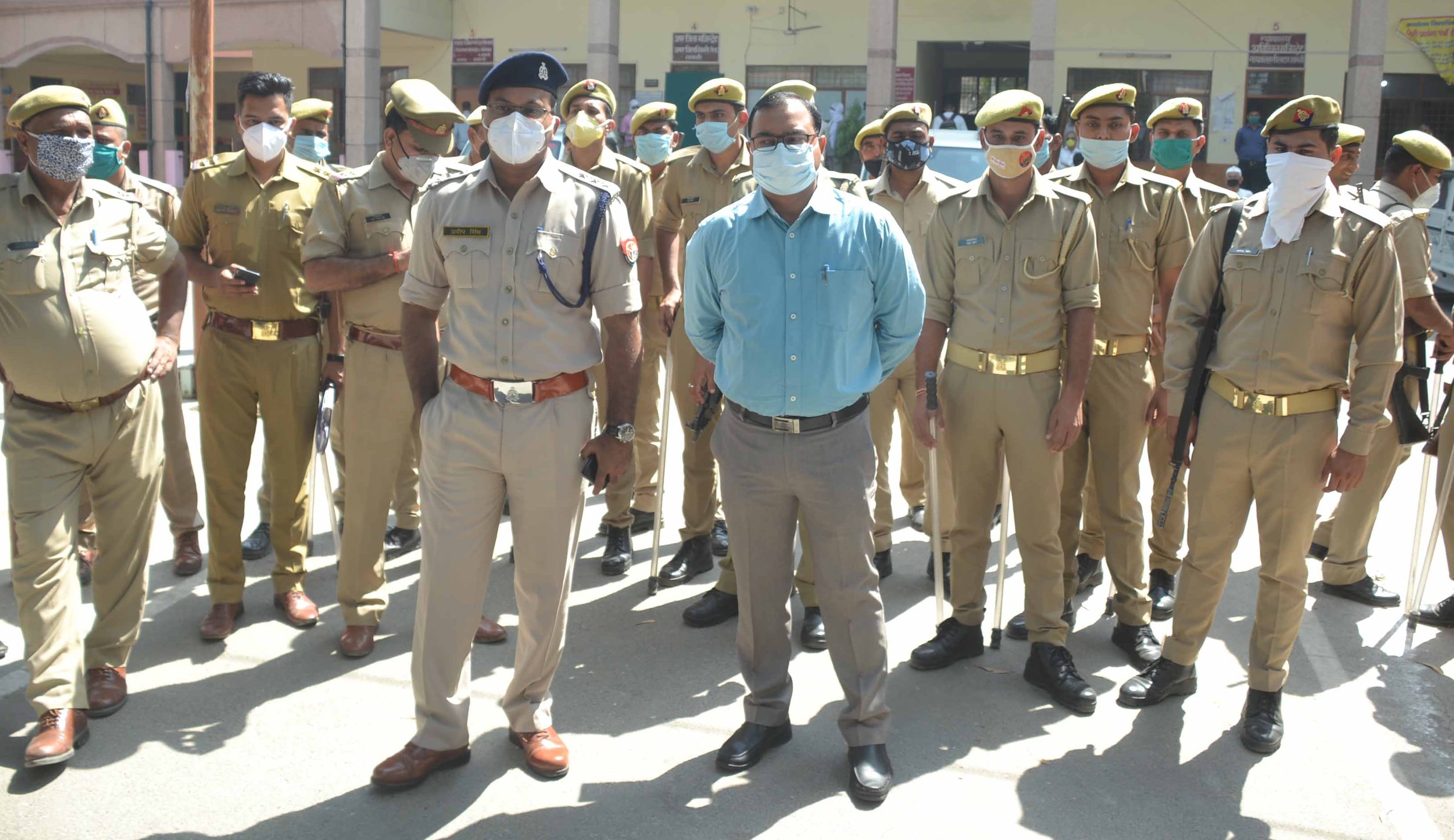 ामली कलेक्ट्रेट में तैनात पुलिसकर्मी व सीओ एसडीएम ामली कलेक्ट्रेट में तैनात पुलिसकर्मी व सीओ एसडीएम