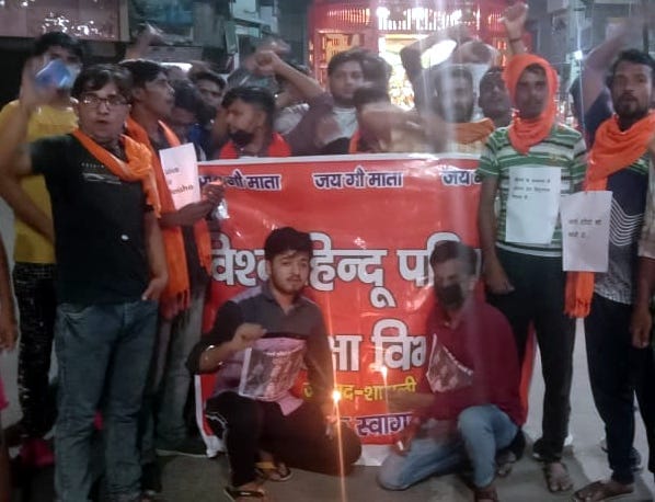 शामली शिव चौक पर हाथरस कांड के विरोध में कैंडल जला कर प्रदर्शन करते गौरक्षा समिति के सदस्य शामली शिव चौक पर हाथरस कांड के विरोध में कैंडल जला कर प्रदर्शन करते गौरक्षा समिति के सदस्य