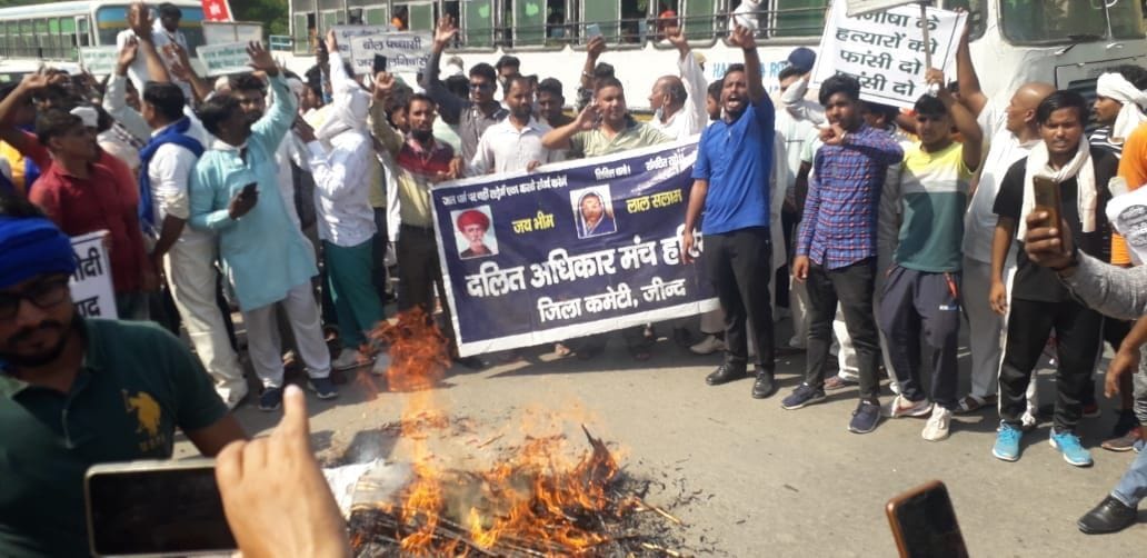  हाथरस कांड को लेकर यूपी सरकार का पुतला फूंकते लोग।