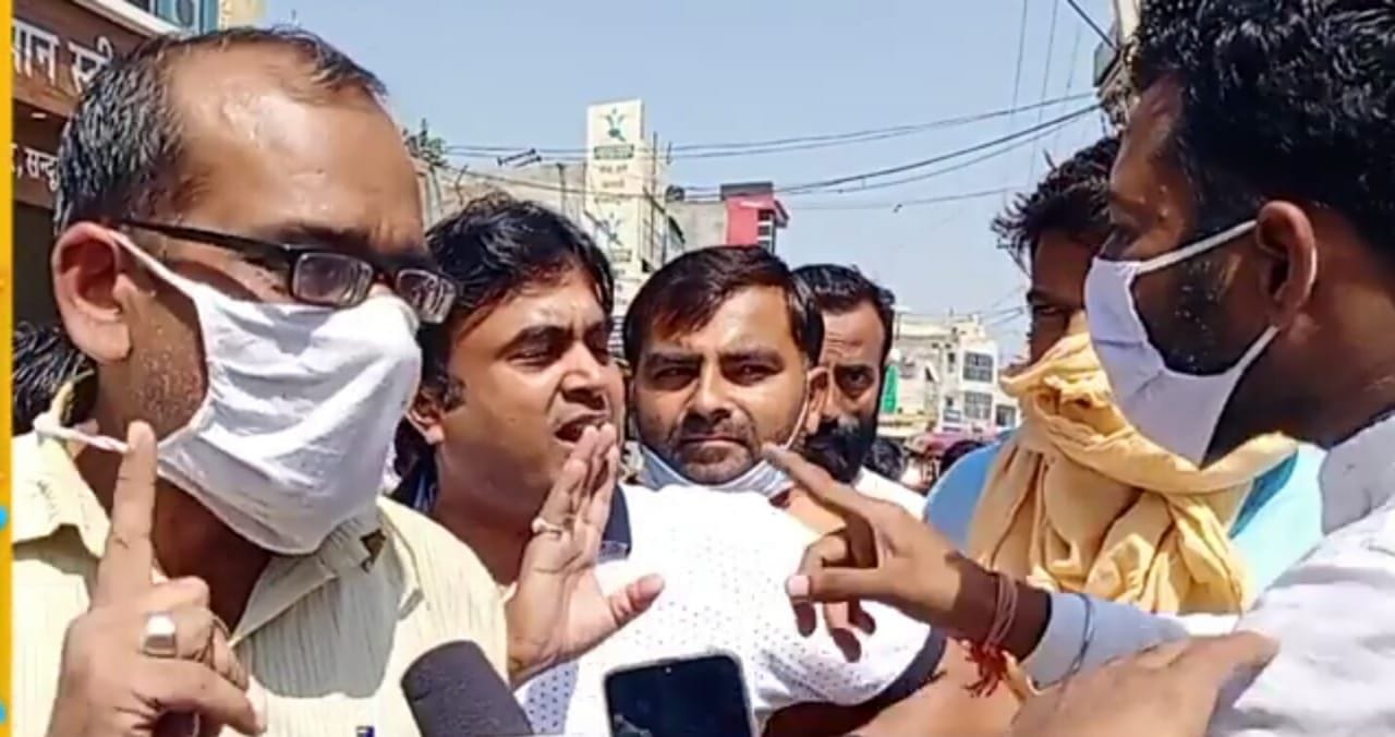 लोहा मंडी रोड पर नगर निगम टीम से उलझते दुकानदार। लोहा मंडी रोड पर नगर निगम टीम से उलझते दुकानदार।