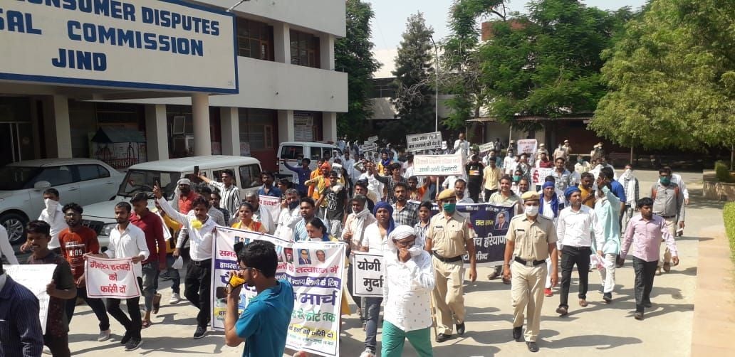 हाथरस कांड के विरोध में प्रदर्शन करते दलित संगठनों के सदस्य।