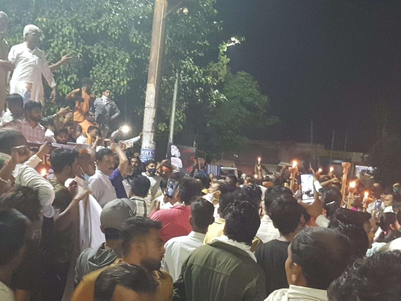रानी तालाब पर कैंडल मार्च निकालते विभिन्न संगठनों के लोग। रानी तालाब पर कैंडल मार्च निकालते विभिन्न संगठनों के लोग।