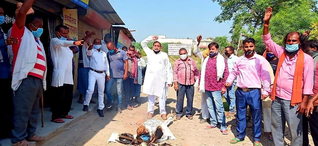  उत्तर प्रदेश सरकार का पुतला फूंकते दलित शोषित विकास मंच के कार्यकर्ता।