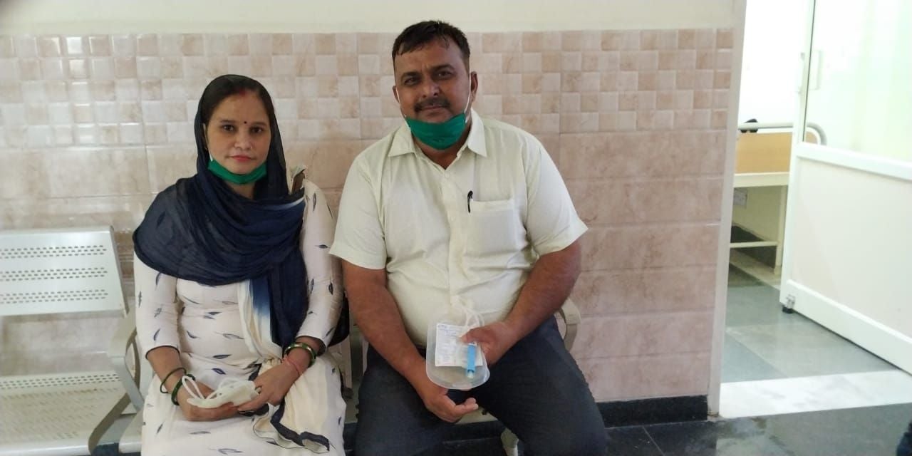 रक्तदान करने पहुंचे राजेश भारद्वाज और उनकी पत्नी सुमन रानी। रक्तदान करने पहुंचे राजेश भारद्वाज और उनकी पत्नी सुमन रानी।