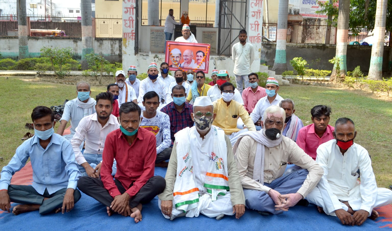 गांधी पार्क में मौन धरना देते कांग्रेसी। संवाद