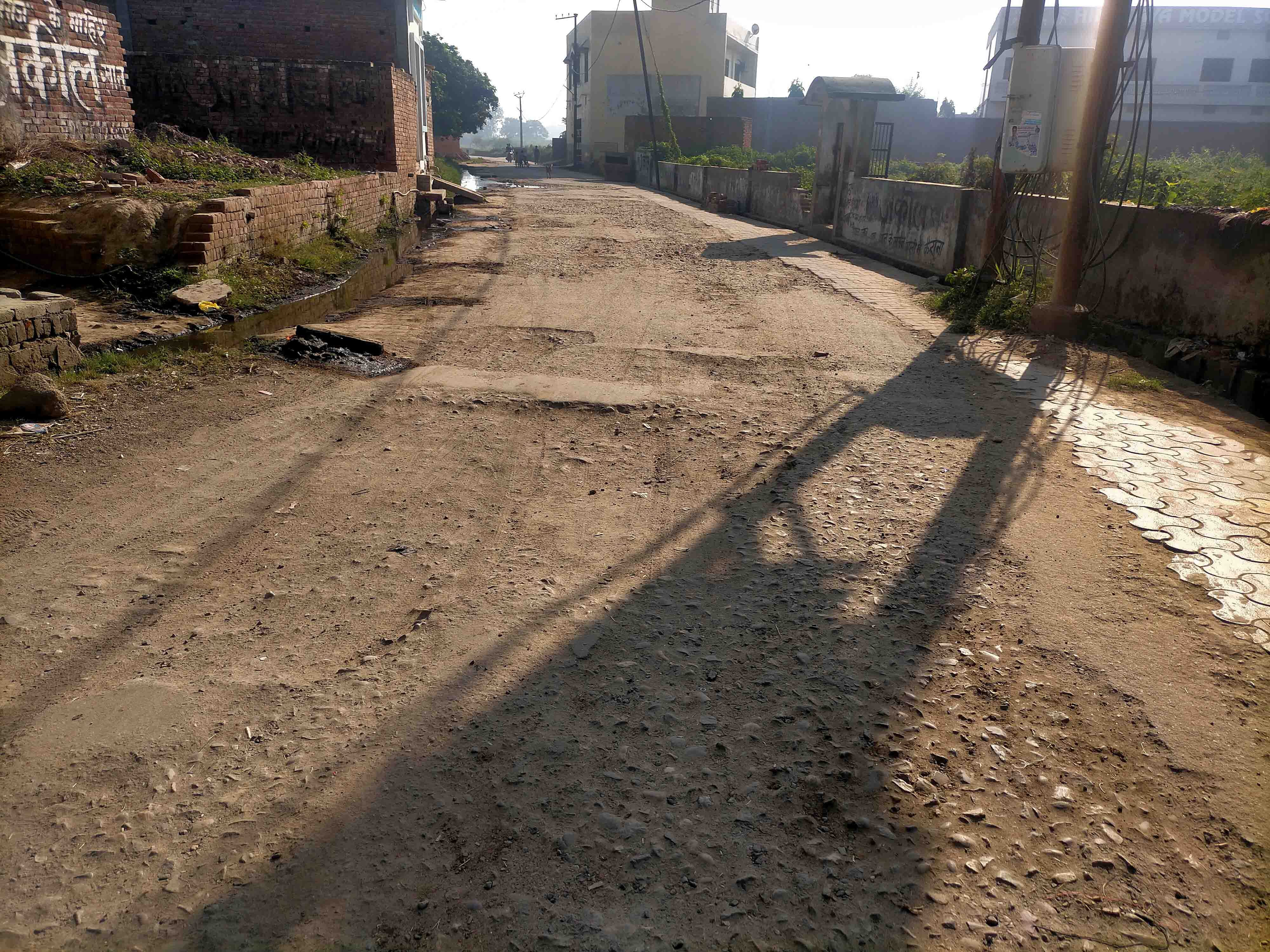 कैराना में अलीपुर रोड पर बने गडढे व फैले रोडे कैराना में अलीपुर रोड पर बने गडढे व फैले रोडे