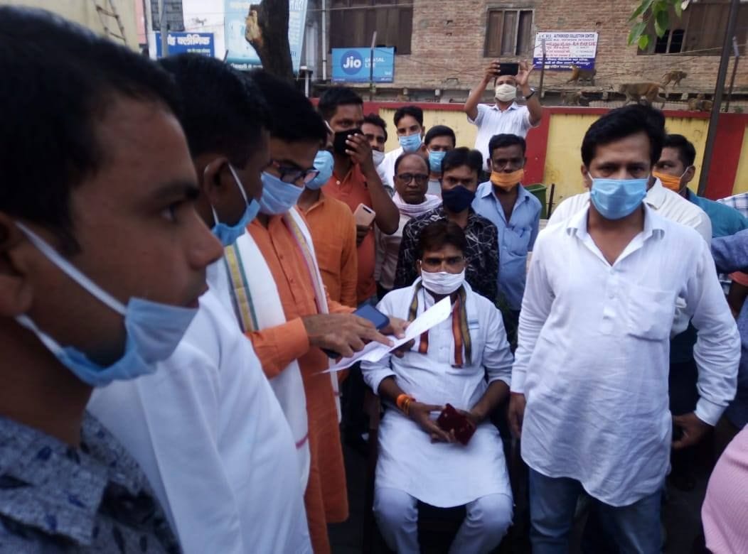 थाने के बाहर धरने पर बैठे जिलाध्यक्ष और अन्य कार्यकर्ता। थाने के बाहर धरने पर बैठे जिलाध्यक्ष और अन्य कार्यकर्ता।