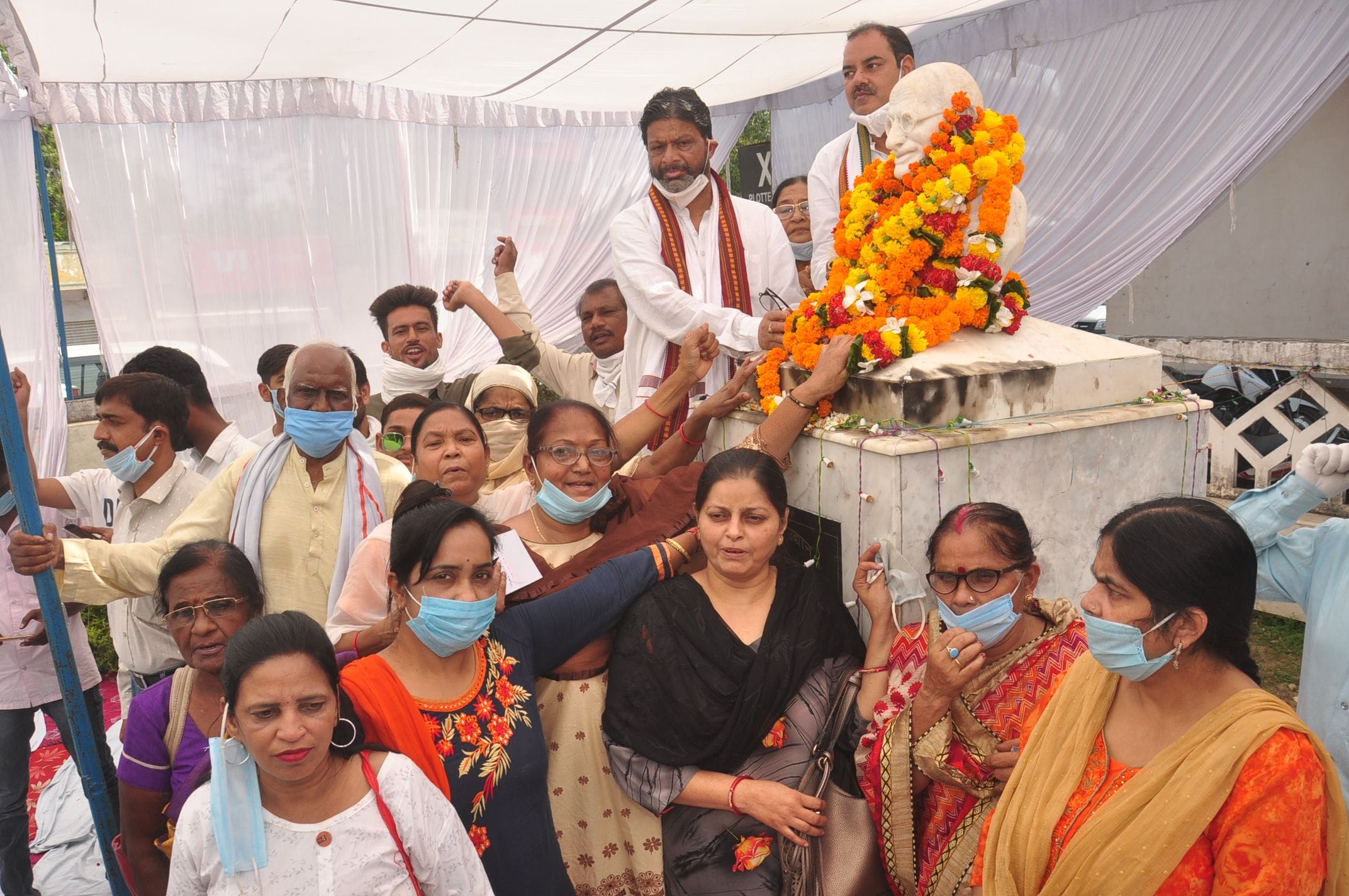 बापू की प्रतिमा पर माल्यर्पण करते पूर्व मंत्री प्रदीप जैन।