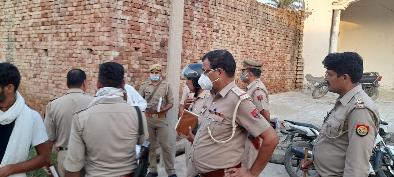 झिंझाना क्षेत्रके गांव मसूरा में घटना के बाद मौजूद पुलिस झिंझाना क्षेत्रके गांव मसूरा में घटना के बाद मौजूद पुलिस