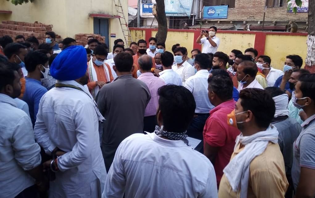 बीसलपुर थाने के बाहर लगी भीड़। बीसलपुर थाने के बाहर लगी भीड़।