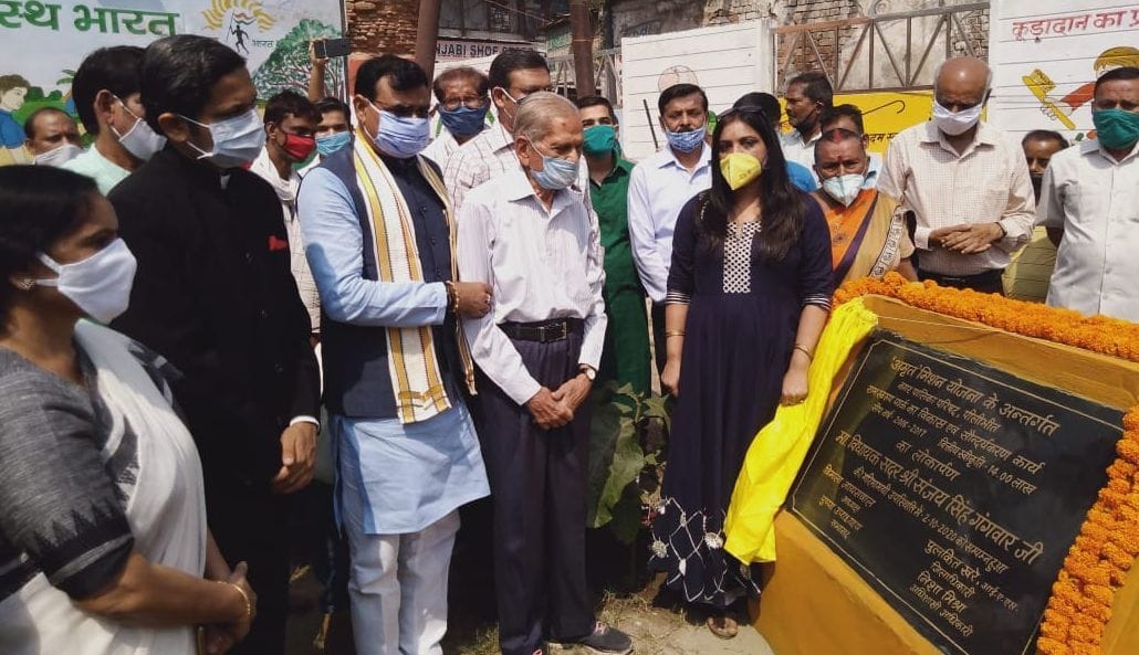 शहीद  रामस्वरुप पार्क का शुभारंभ करते डीएम पुलकित खरे , विधायक संजय सिंह गंगवार एवं अन्य।