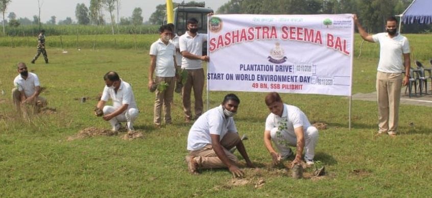 एसएसबी मुख्यालय ललौरीखेड़ा में पौधरोपण करते कमांडेंट और अन्य। एसएसबी मुख्यालय ललौरीखेड़ा में पौधरोपण करते कमांडेंट और अन्य।