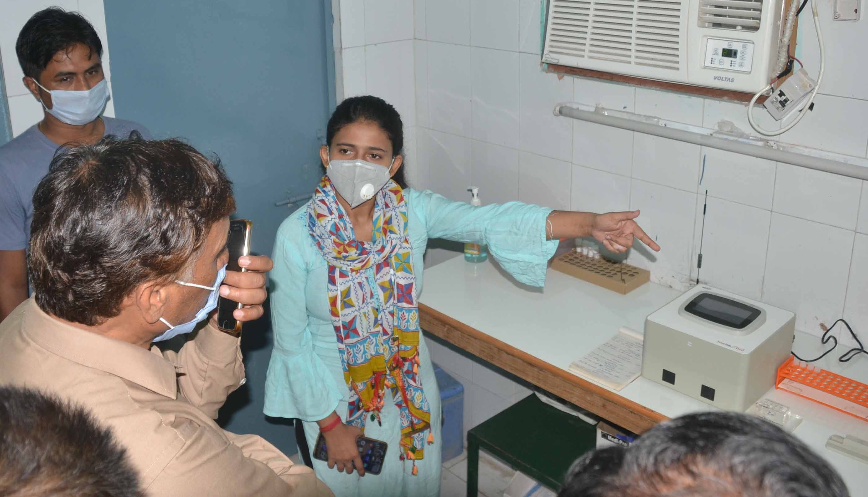 शामली सीएचसी में निरिक्षण करते नवनियुक्त सीएमओ डा0वीर बाहदुर ढाका शामली सीएचसी में निरिक्षण करते नवनियुक्त सीएमओ डा0वीर बाहदुर ढाका
