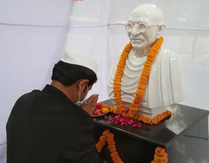 कलक्ट्रेट परिसर में राष्ट्रपिता की प्रतिमा को नमन करते डीएम। कलक्ट्रेट परिसर में राष्ट्रपिता की प्रतिमा को नमन करते डीएम।