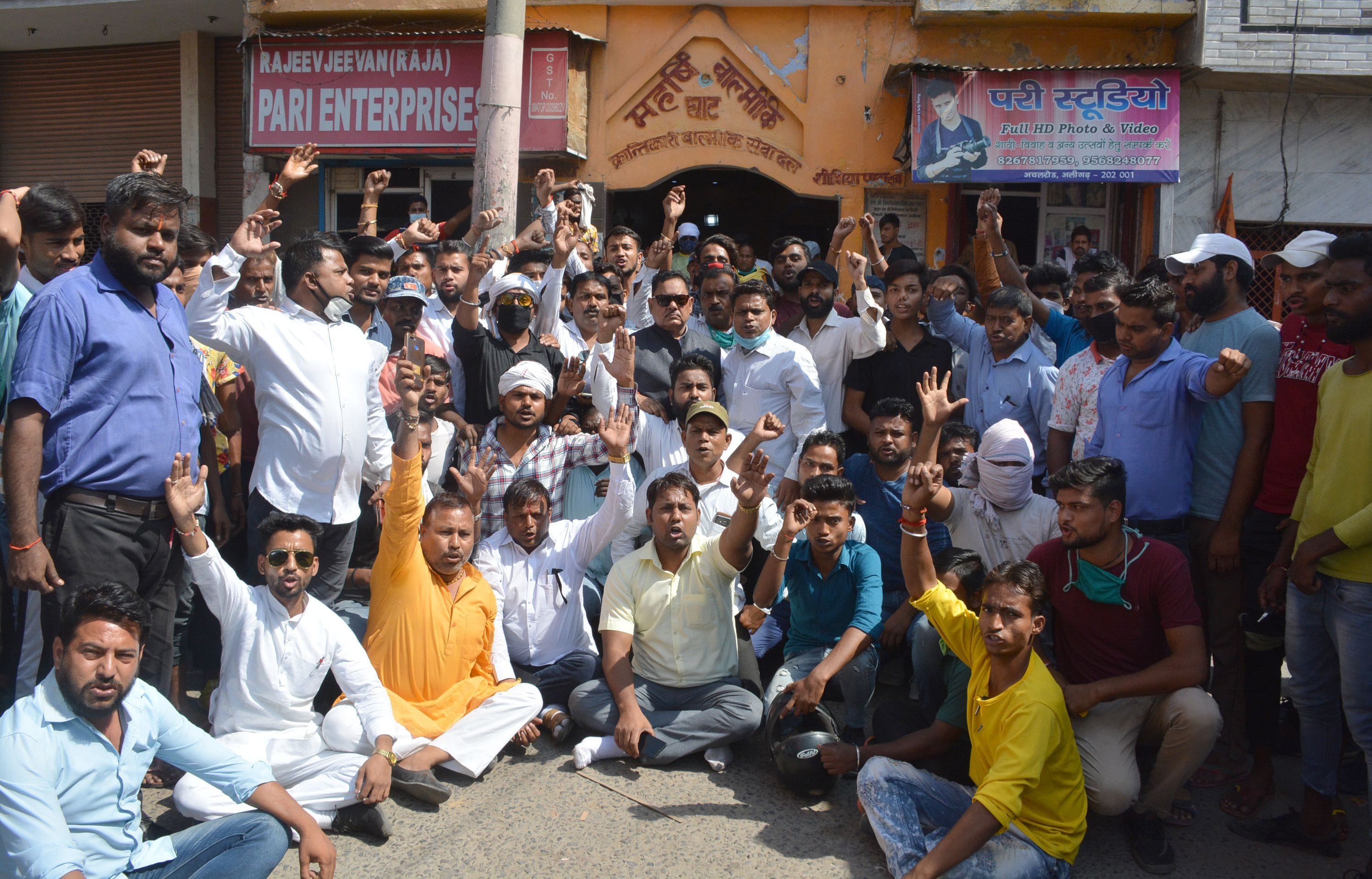 विरोध प्रदर्शन करते वाल्मीकि के समाज व सफाई कर्मचारी विरोध प्रदर्शन करते । विरोध प्रदर्शन करते वाल्मीकि के समाज व सफाई कर्मचारी विरोध प्रदर्शन करते ।
