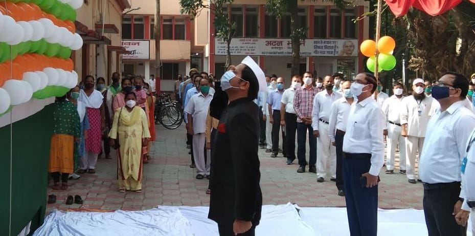 कलक्ट्रेट परिसर में राष्ट्रीय ध्वज को सलामी देते डीएम पुलकित खरे। कलक्ट्रेट परिसर में राष्ट्रीय ध्वज को सलामी देते डीएम पुलकित खरे।