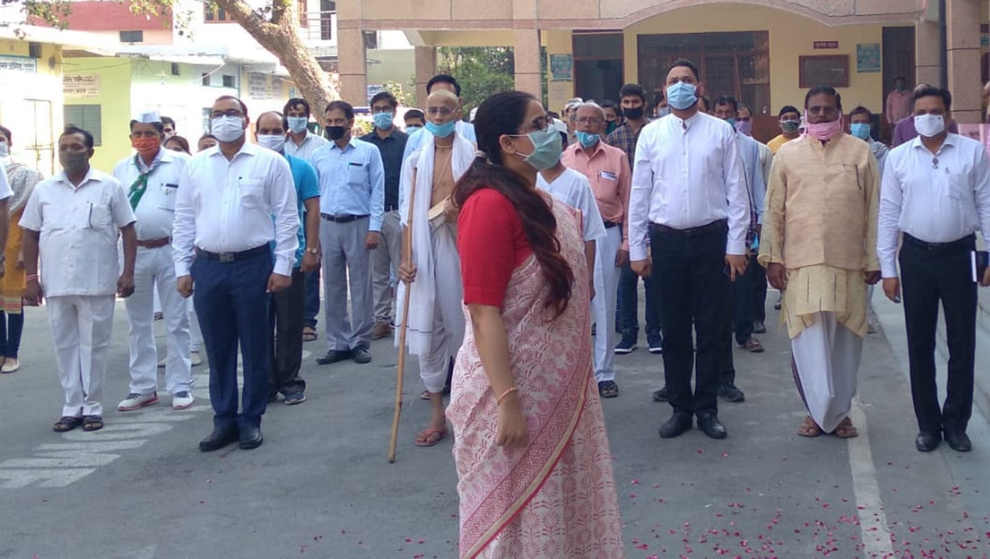 शामली कलेक्ट्रेट में गांधी जयंती पर झंडा फैराती डीएम जसजीत कौर शामली कलेक्ट्रेट में गांधी जयंती पर झंडा फैराती डीएम जसजीत कौर