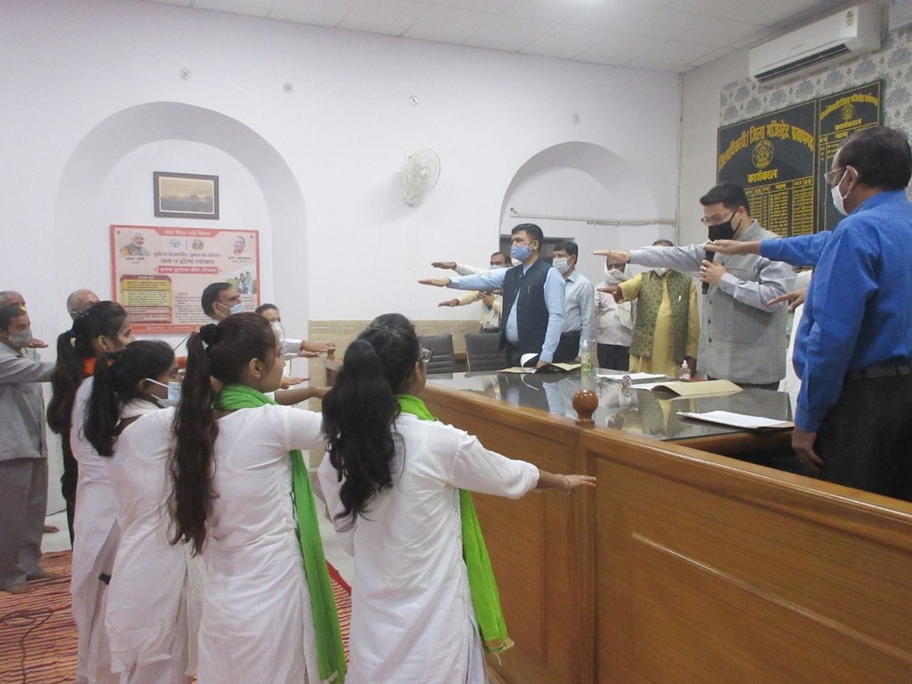 कलेक्ट्रेट में गांधी जयंती पर शपथ दिलाते जिलाधिकारी रूपेश कुमार।