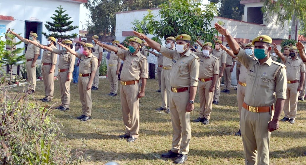 शामली पुलिस लाइन मे शपथ लेते पुलिसकर्मी शामली पुलिस लाइन मे शपथ लेते पुलिसकर्मी