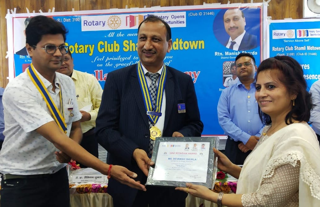 शामली रोटरी क्लब मिडटाउन के कार्यक्रम में मुख्यअतिथी मनीष शारदा का स्वागत करते डॉक्टर रितीनाथ श