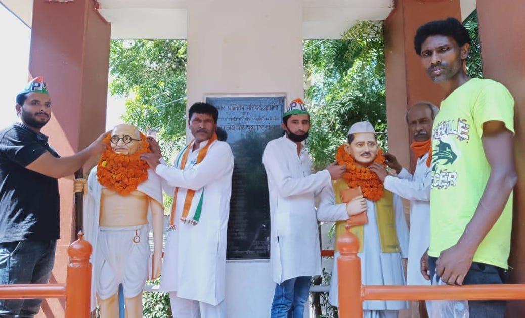 शामली शिवगंज मंडी में माहत्मा गांधी व लालबहादुर शास्त्री के चित्र पर पुष्पअर्पित करते कांग्रेस? शामली शिवगंज मंडी में माहत्मा गांधी व लालबहादुर शास्त्री के चित्र पर पुष्पअर्पित करते कांग्रेस?