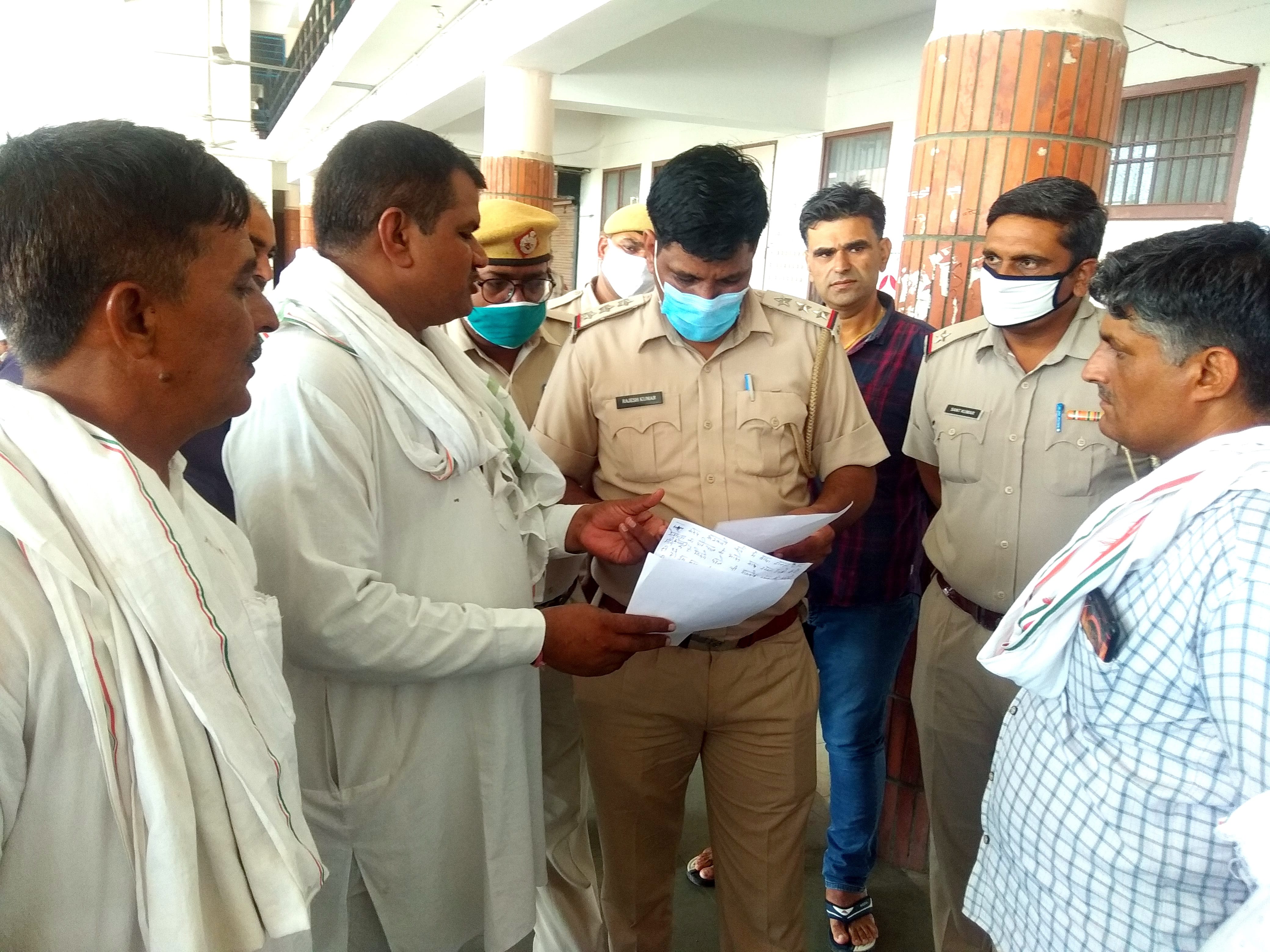 पुलिस को शिकायत देते रोडवेज कर्मी। पुलिस को शिकायत देते रोडवेज कर्मी।
