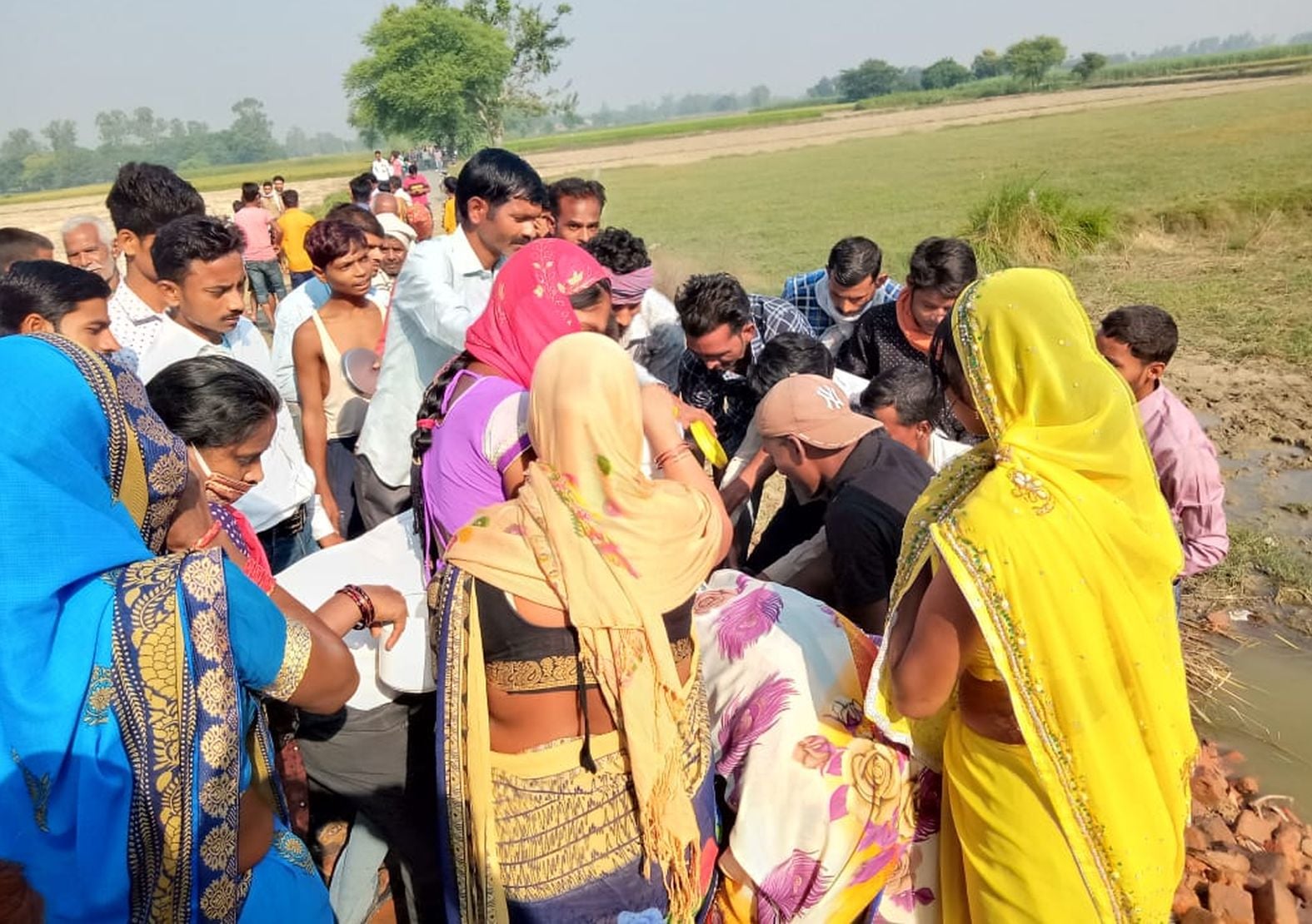 तुषौर गांव में लगी भीड़। संवाद तुषौर गांव में लगी भीड़। संवाद