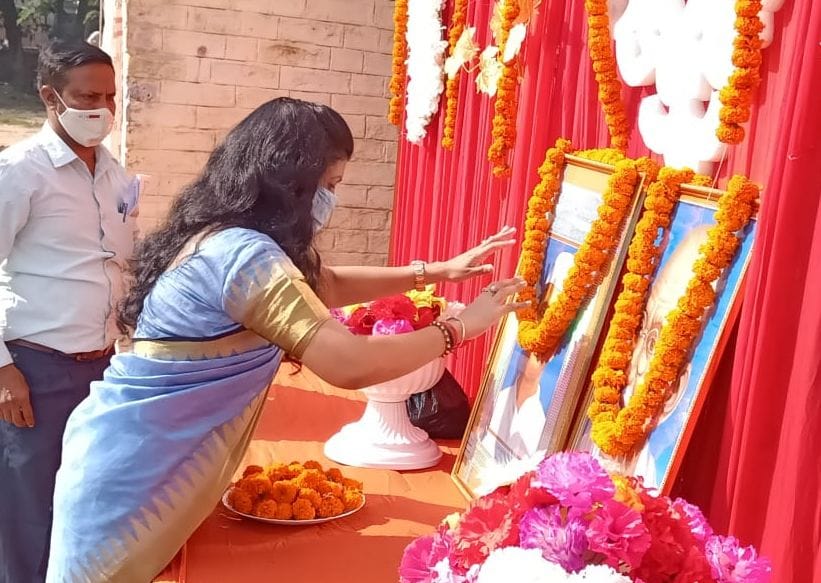राष्ट्रपिता महात्मा गांधी, पूर्व प्रधानमंत्री लाल बहादुर शास्त्री के चित्र पर माल्यार्पण करती? राष्ट्रपिता महात्मा गांधी, पूर्व प्रधानमंत्री लाल बहादुर शास्त्री के चित्र पर माल्यार्पण करती?