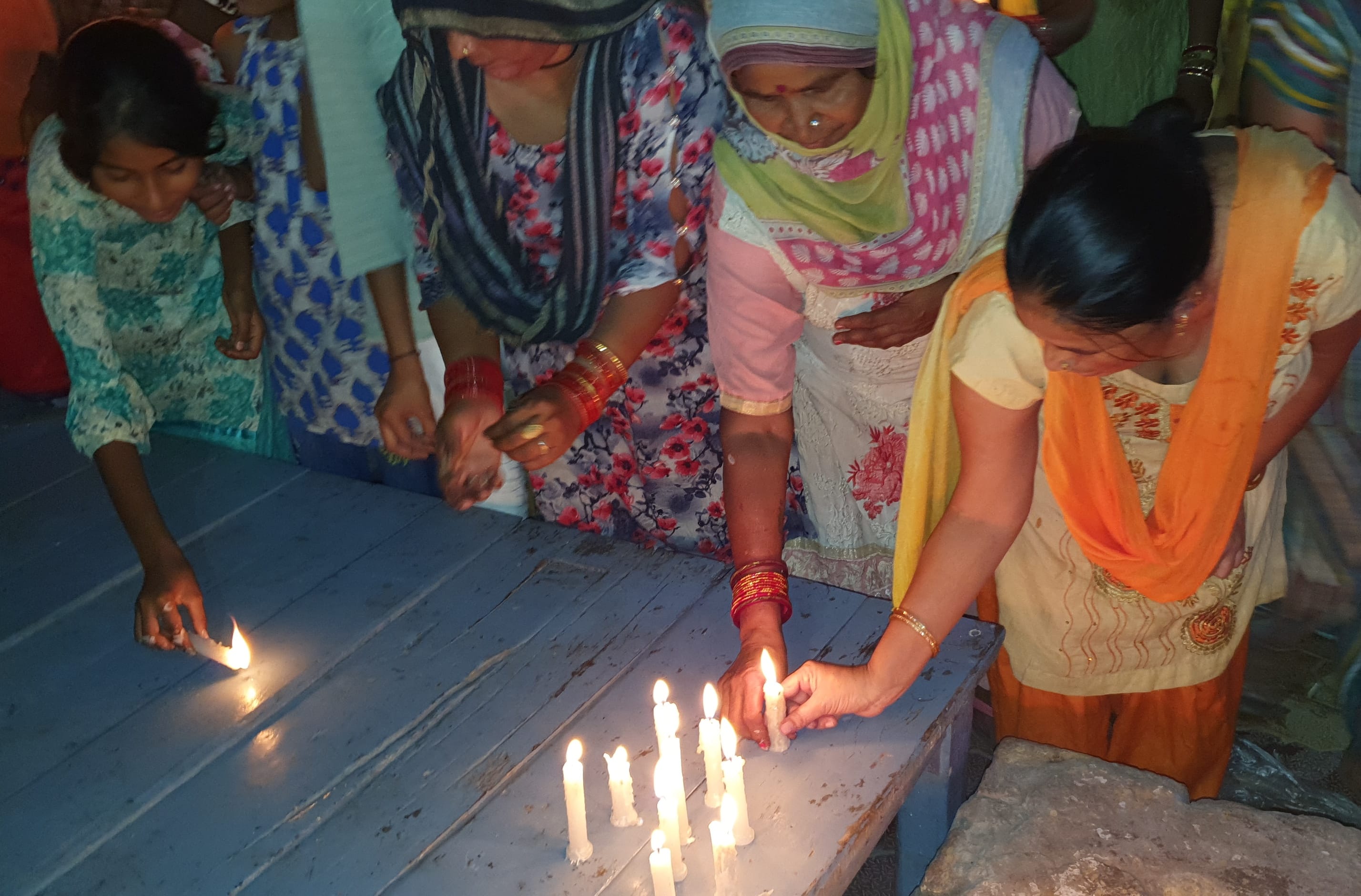 जलालाबाद में हाथरस कांड को लेकर कैडल जलाती महिलाएं जलालाबाद में हाथरस कांड को लेकर कैडल जलाती महिलाएं