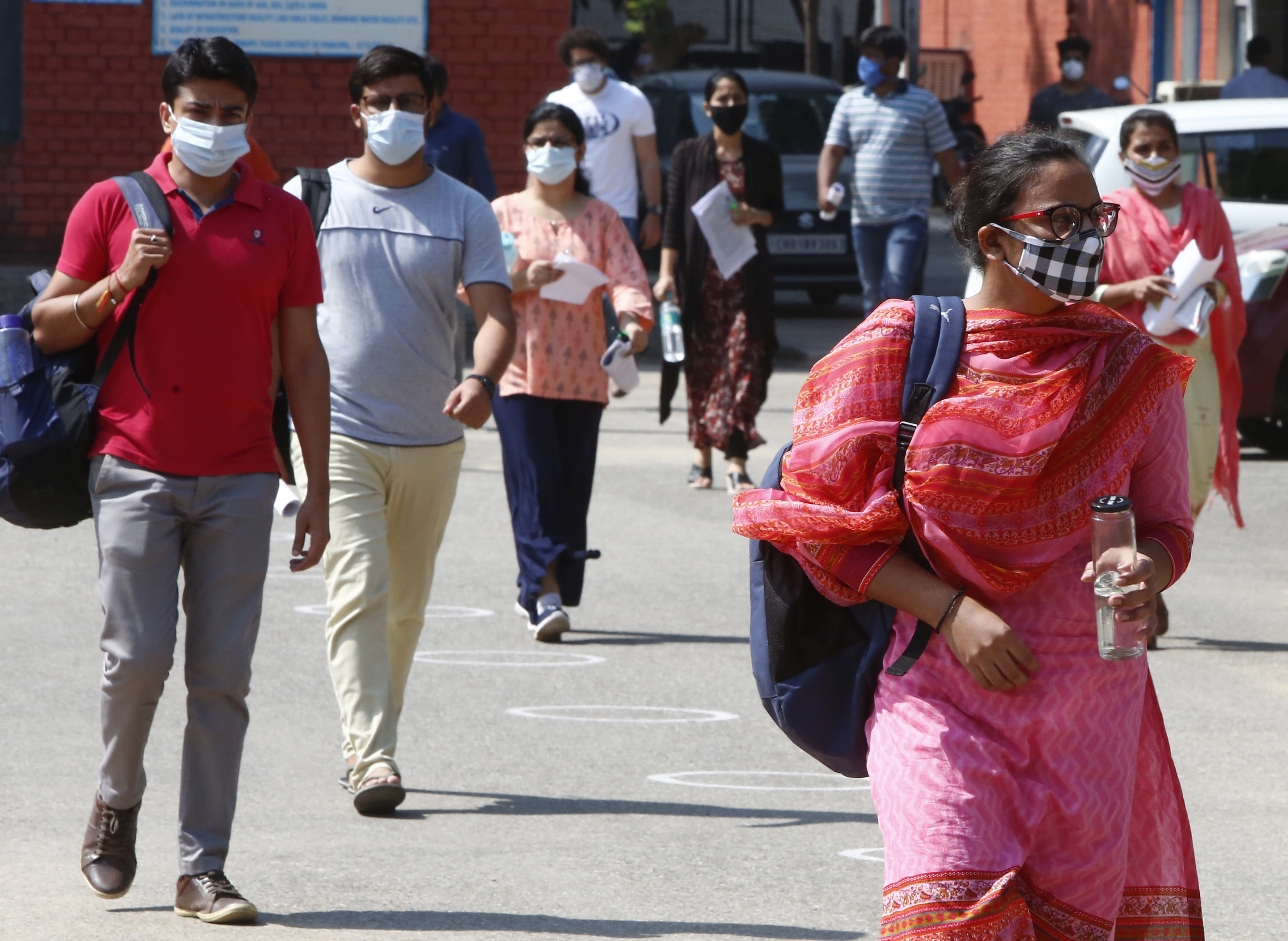 सेक्टर- 16 गवर्नमेंट स्कूल में सिविल सर्विसेज की परीक्षा देकर बाहर आते परीक्षार्थी। 