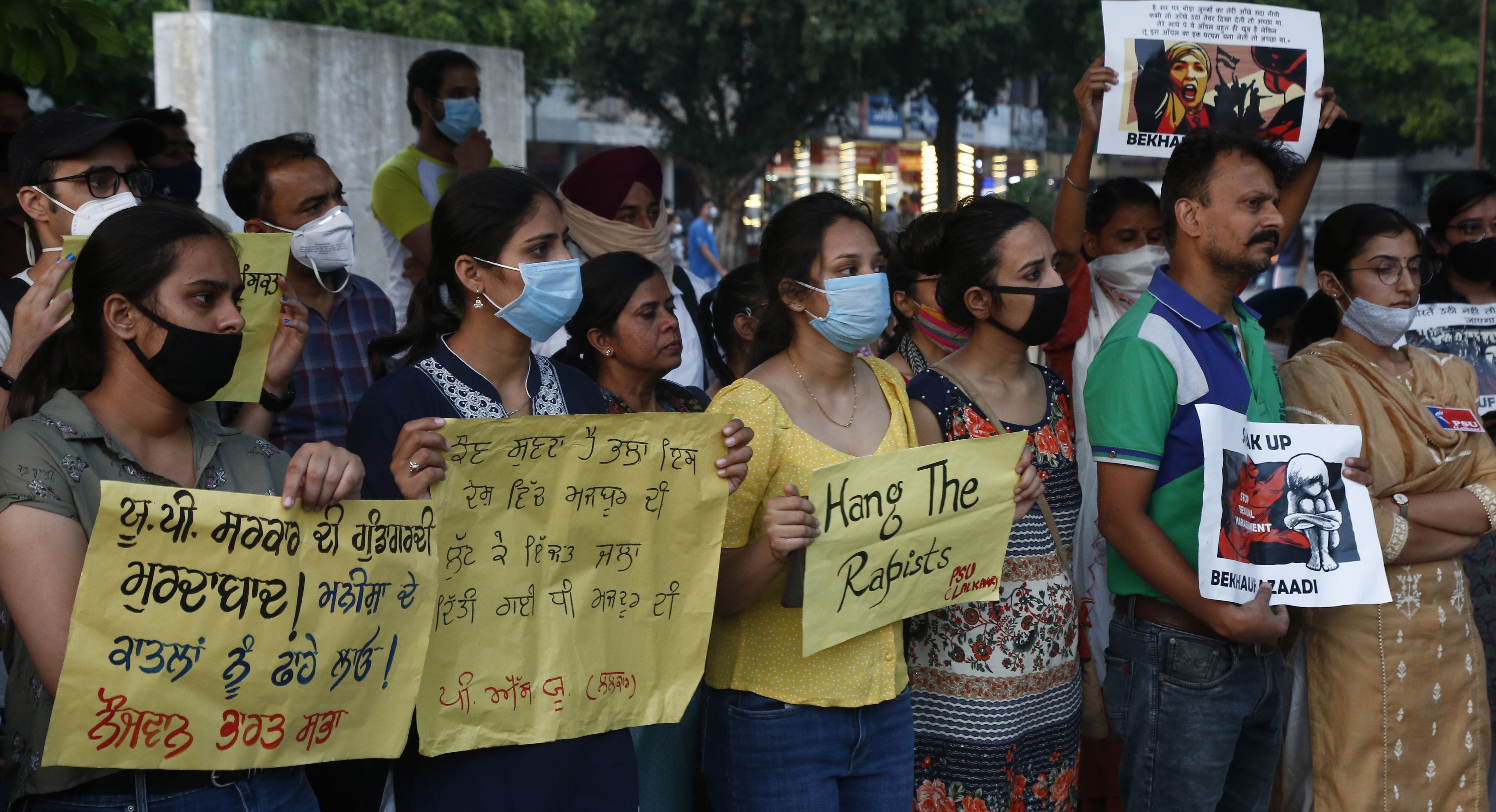 सेक्टर-17 में विभिन्न छात्र संगठनों ने हाथरस की घटना के विरोध में मार्च निकाला। सेक्टर-17 में विभिन्न छात्र संगठनों ने हाथरस की घटना के विरोध में मार्च निकाला।