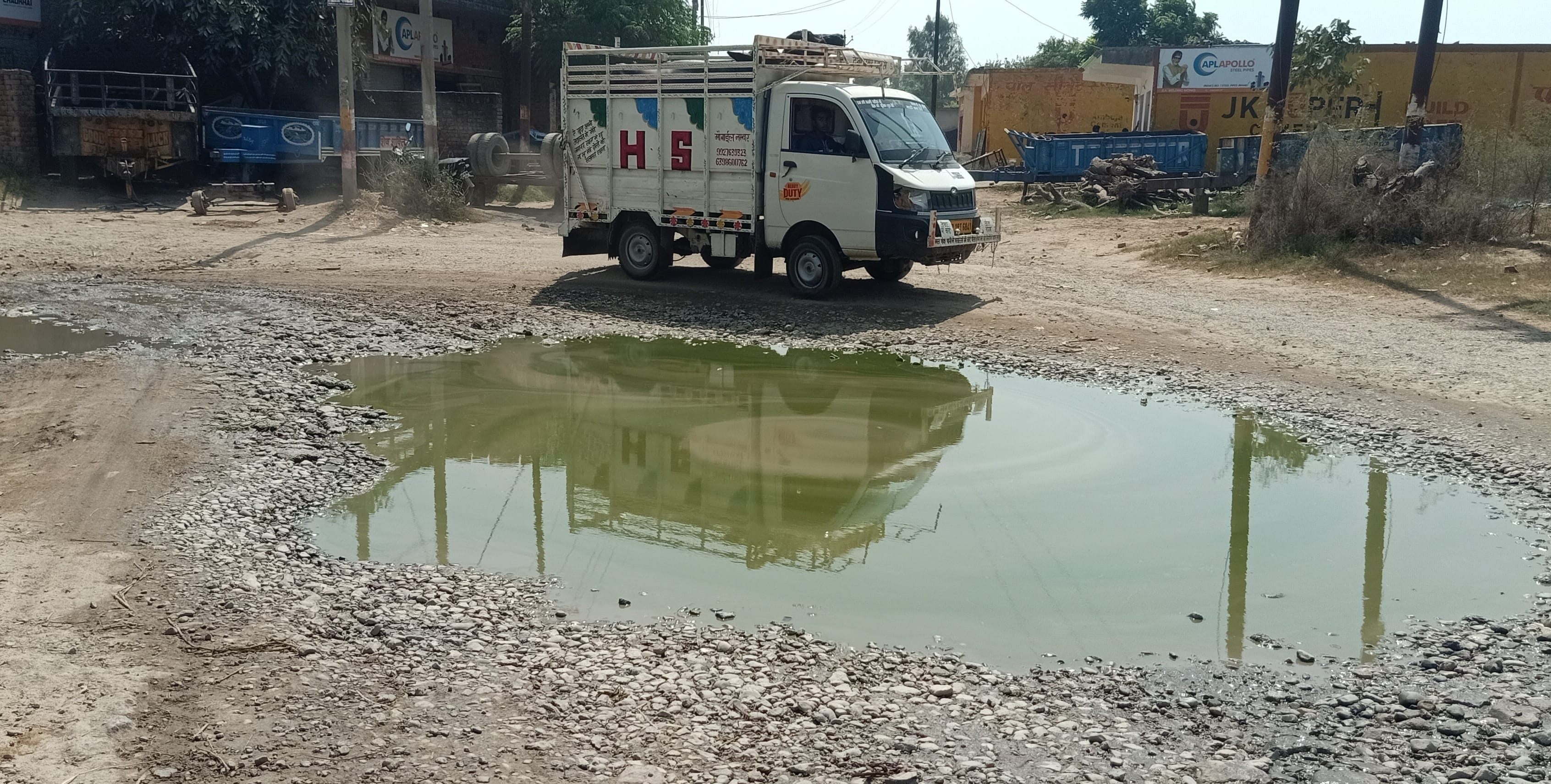 चौसाना थानाभवन मार्ग की टूटी सडक पर भरा पानी चौसाना थानाभवन मार्ग की टूटी सडक पर भरा पानी