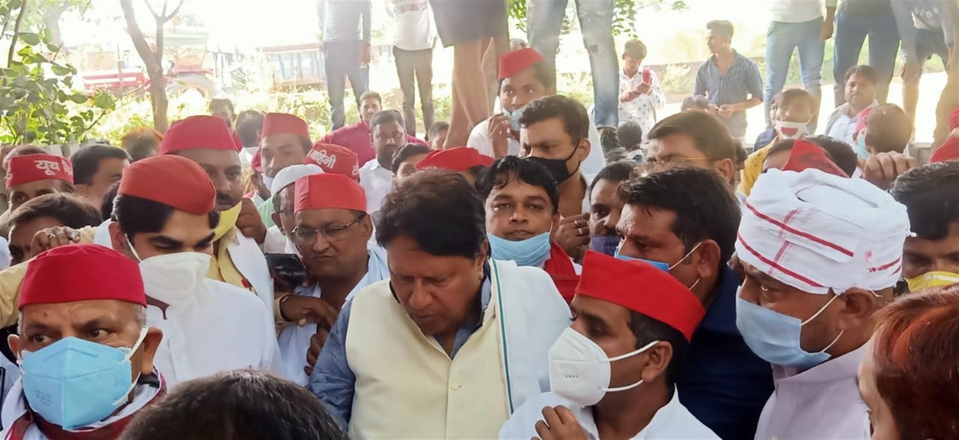 बरौस टोल प्लाजा पर सपाइयों के प्रतिनिधि मंडल को रोकता प्रशासन