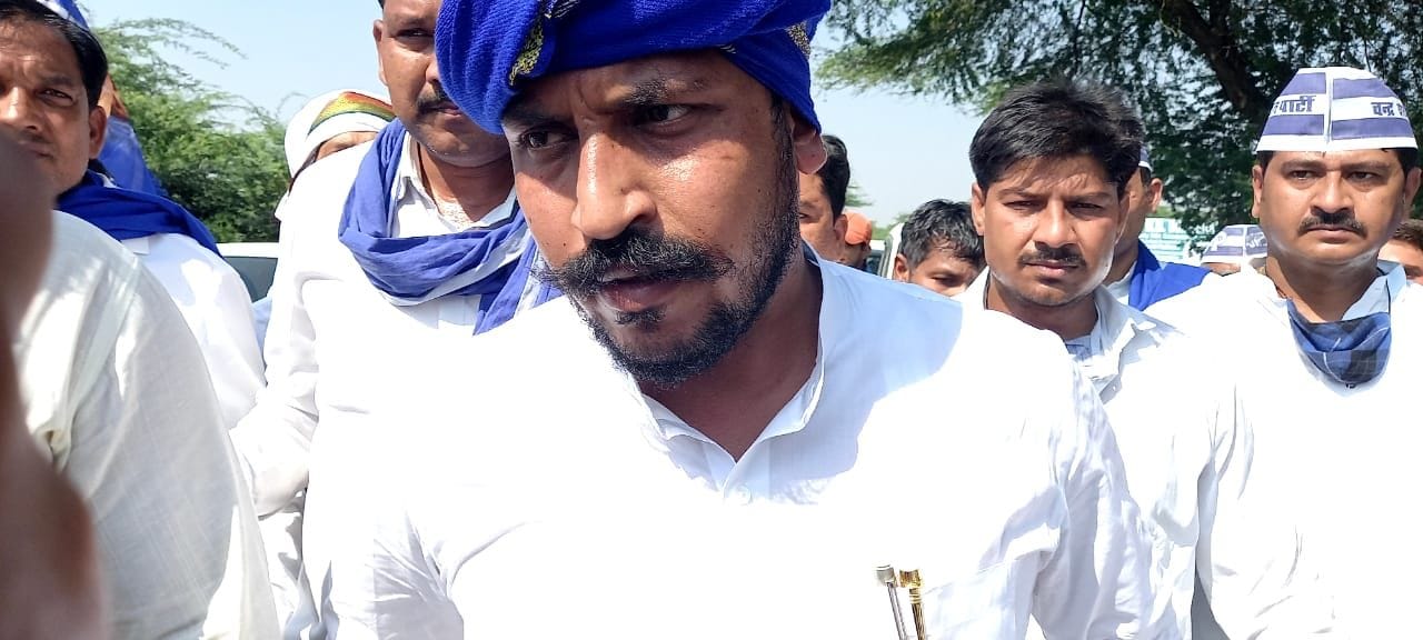 पुलिस अधिकारियों से वार्ता करते भीम आर्मी के चीफ चंद्रशेखर। 