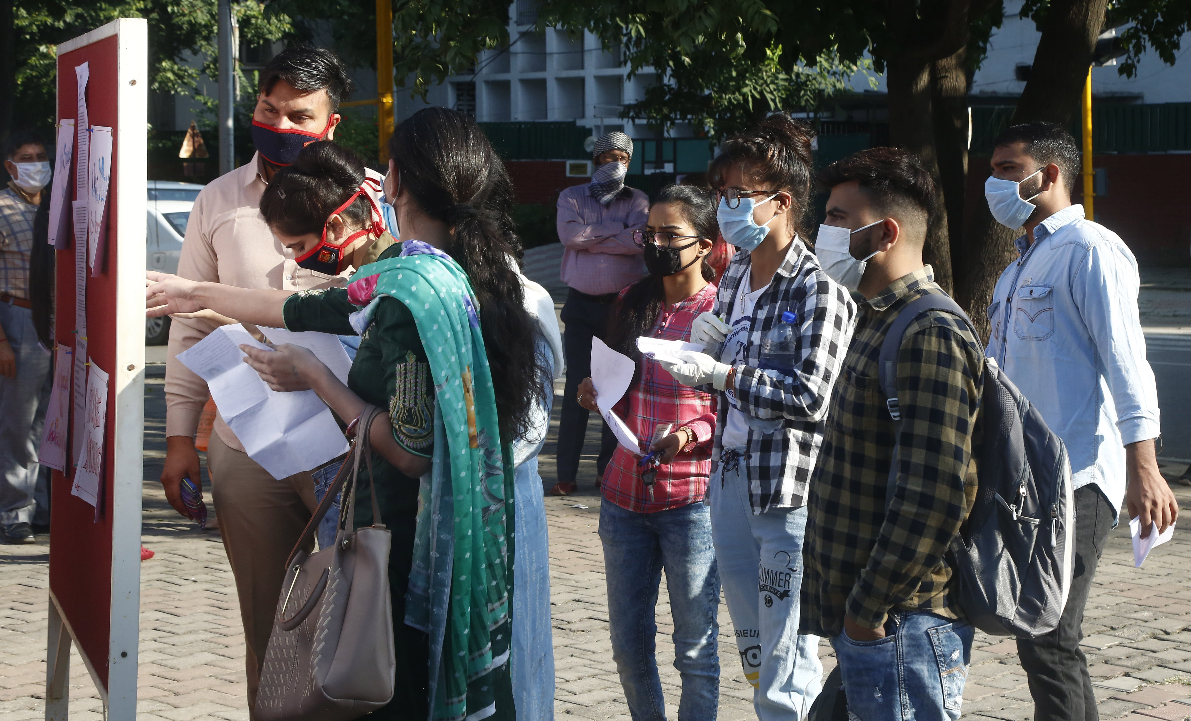 सिटिंग प्लान देखते अभ्यार्थी। 