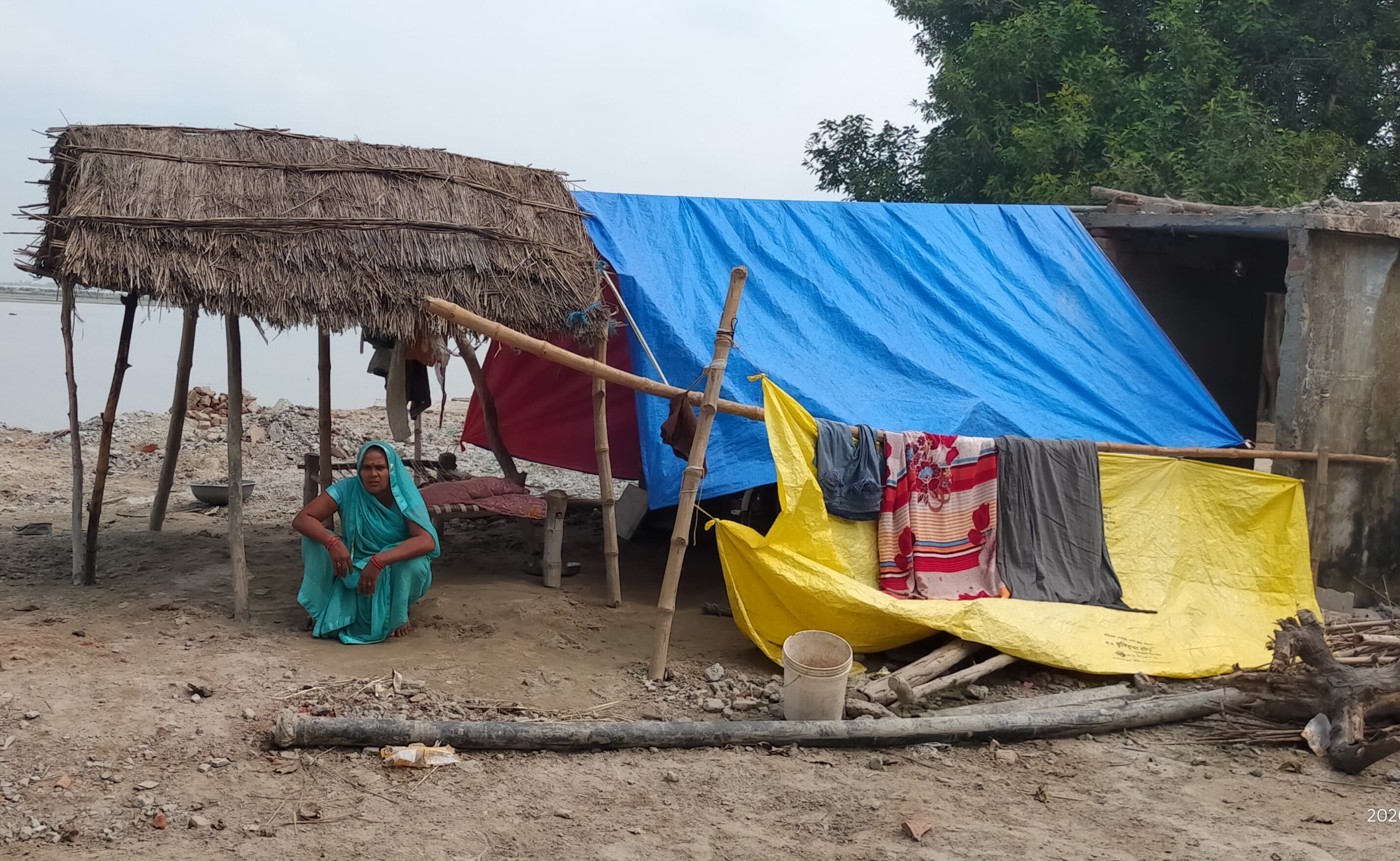 देवारा खास राजा गांव में घाघरा की कटान में विलीन आवासीय घर। देवारा खास राजा गांव में घाघरा की कटान में विलीन आवासीय घर।