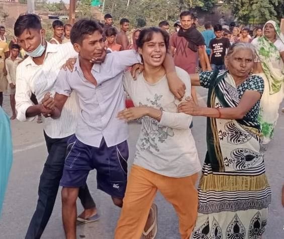 घटनास्थल पर रोते बिलखते मृतक के परिजन। घटनास्थल पर रोते बिलखते मृतक के परिजन।