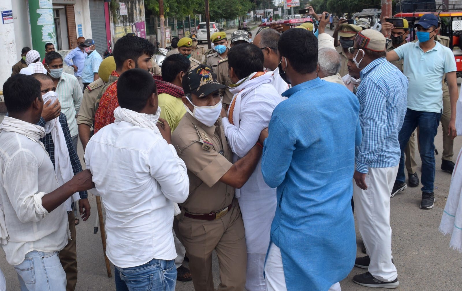 कलेक्ट्रेट पर प्रदर्शन कर रहे कांग्रेसियों को खदेड़ती पुलिस। कलेक्ट्रेट पर प्रदर्शन कर रहे कांग्रेसियों को खदेड़ती पुलिस।