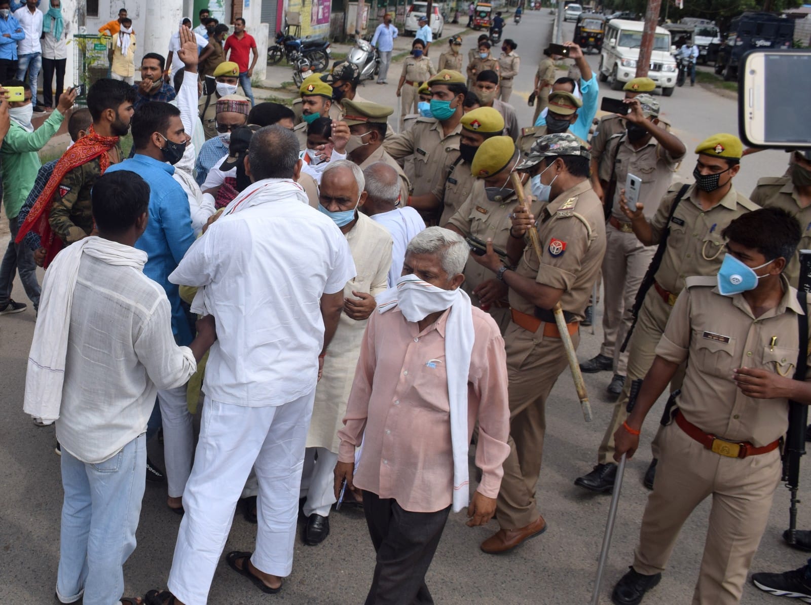 कलेक्ट् रेट पर प्रदर्शन कर रहे कांग्रेसियों को खदेड़ती पुलिस। कलेक्ट् रेट पर प्रदर्शन कर रहे कांग्रेसियों को खदेड़ती पुलिस।