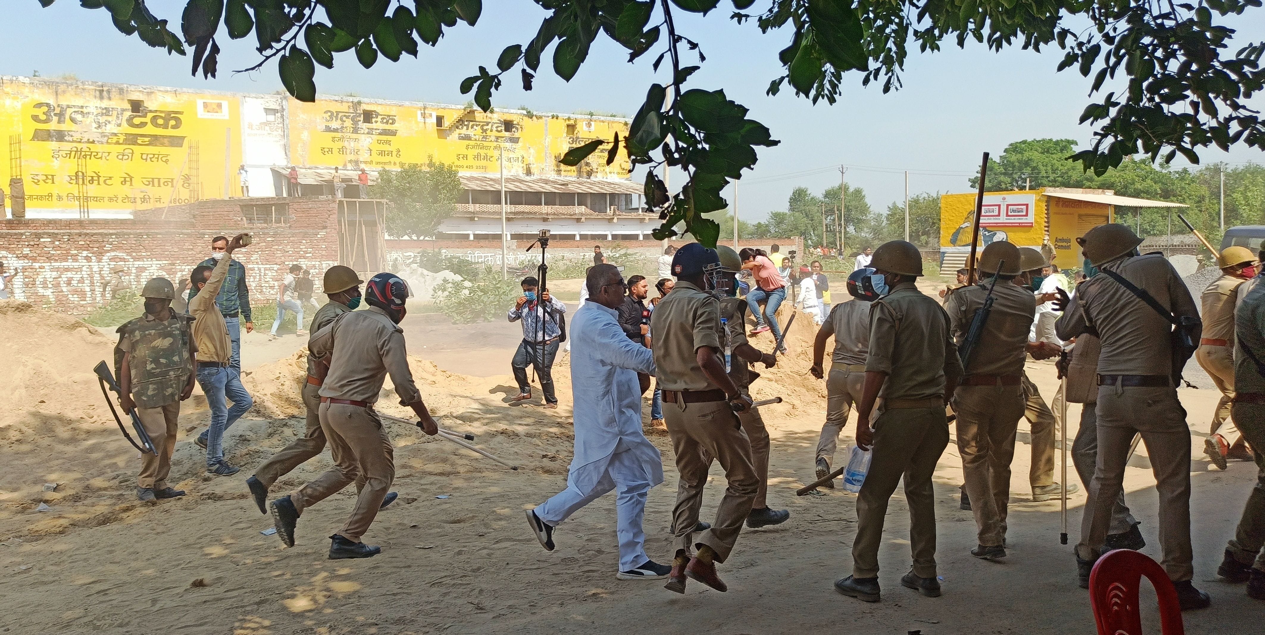 रालोद कार्यकर्ताओं पर लाठी चार्ज करती पुलिस रालोद कार्यकर्ताओं पर लाठी चार्ज करती पुलिस